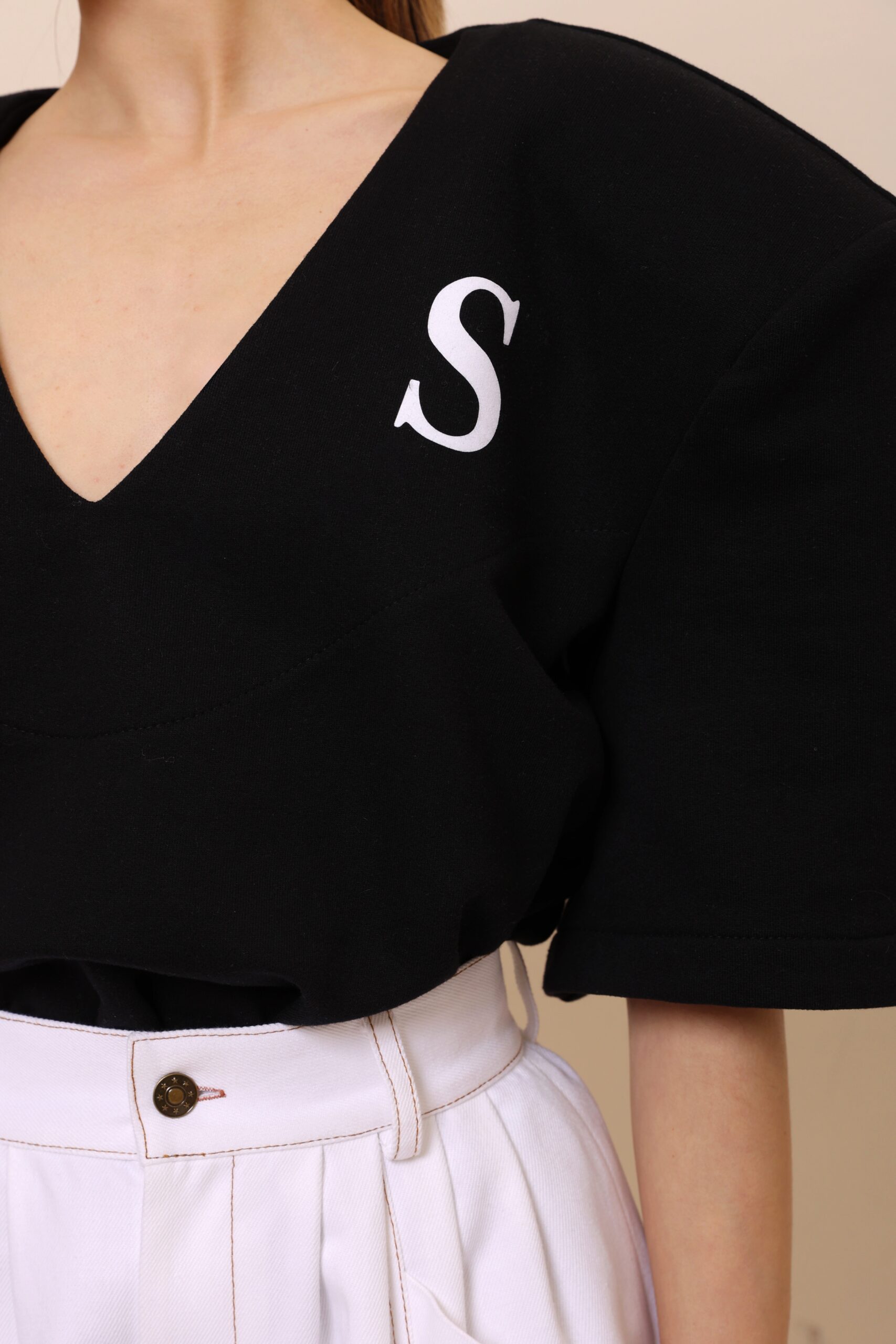 BLACK MINIMAL LOGO T-SHIRT DETAIL